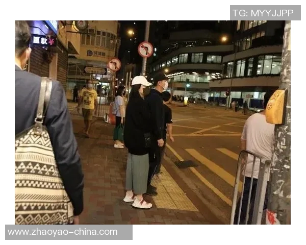 足球明星与女粉丝的秘密恋情曝光引发舆论热议与争议